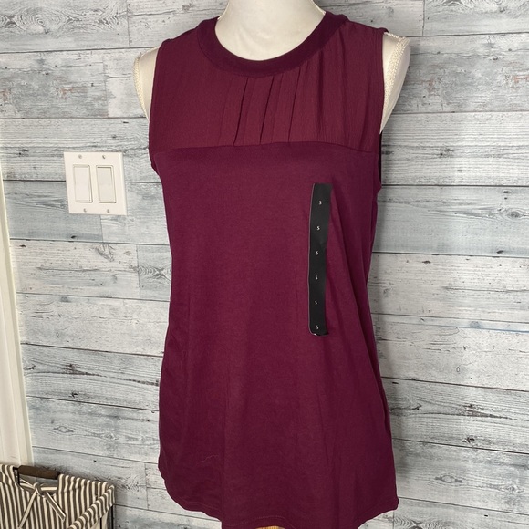 BANANA REPUBLIC BURGUNDY SLEEVELESS PLEATED TOP - Picture 4 of 9
